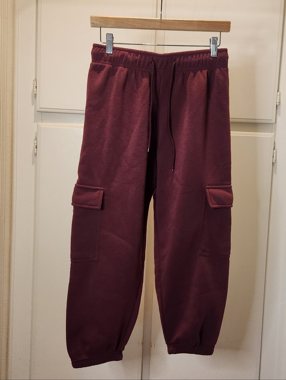 Burgundy sweatpants with drawstring adjustable waist and pockets